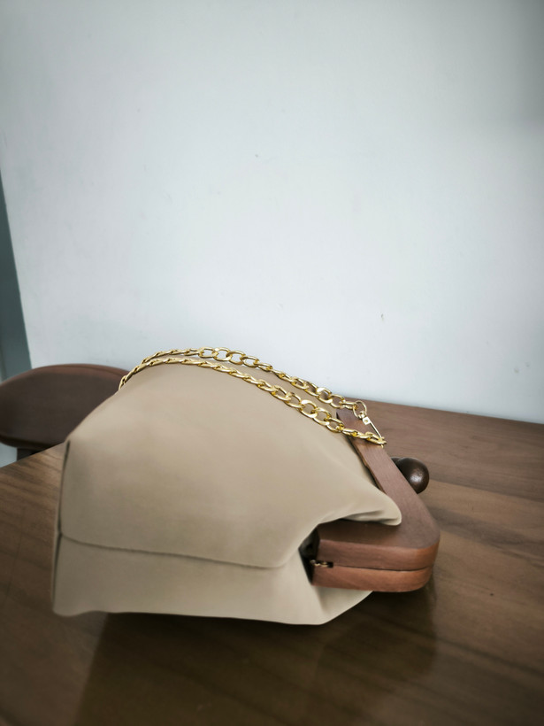 کیف دهانه چوبی چرمی با مگنت زنانه سینا